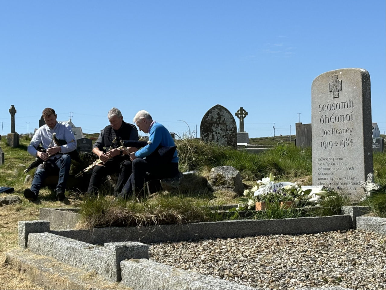 Néilidh Mulligan, Fiachra Mulligan agus Mich O’Brien ag seinnt cois uaighe Joe Éinniú.